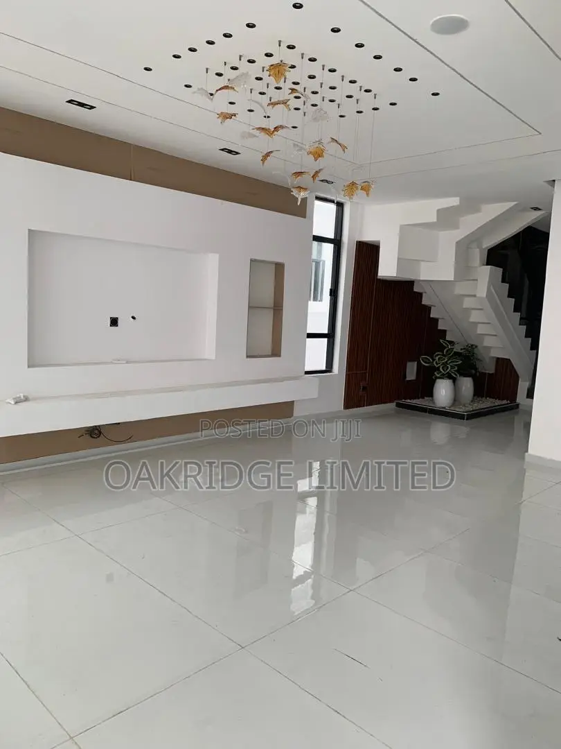 5bdrm Duplex in Chevron for sale