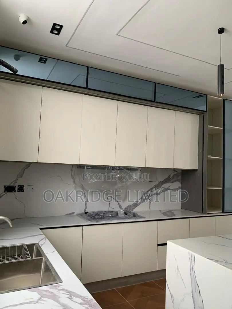 5bdrm Duplex in Chevron for sale
