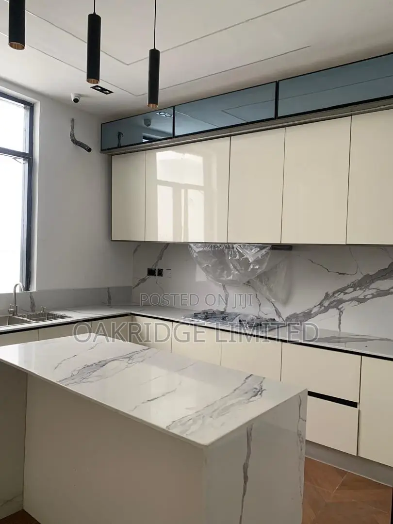 5bdrm Duplex in Chevron for sale