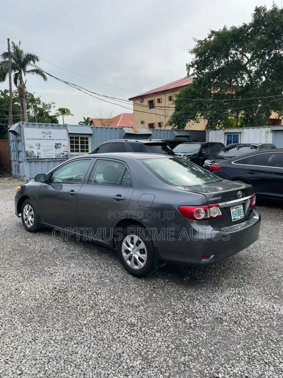 Toyota Corolla LE 4dr Sedan (1.8L 4cyl 4A) 2013 Gray