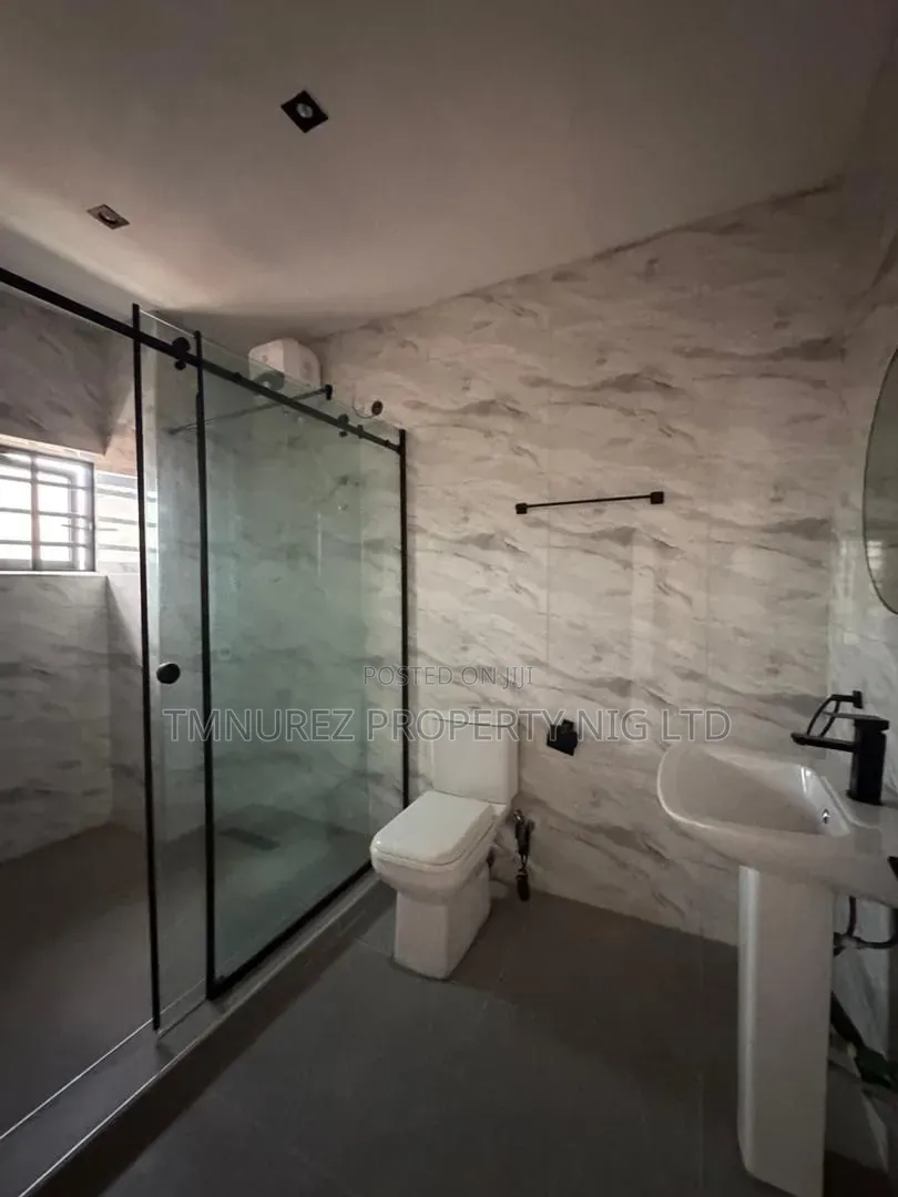 3bdrm Apartment in Adekunle for sale