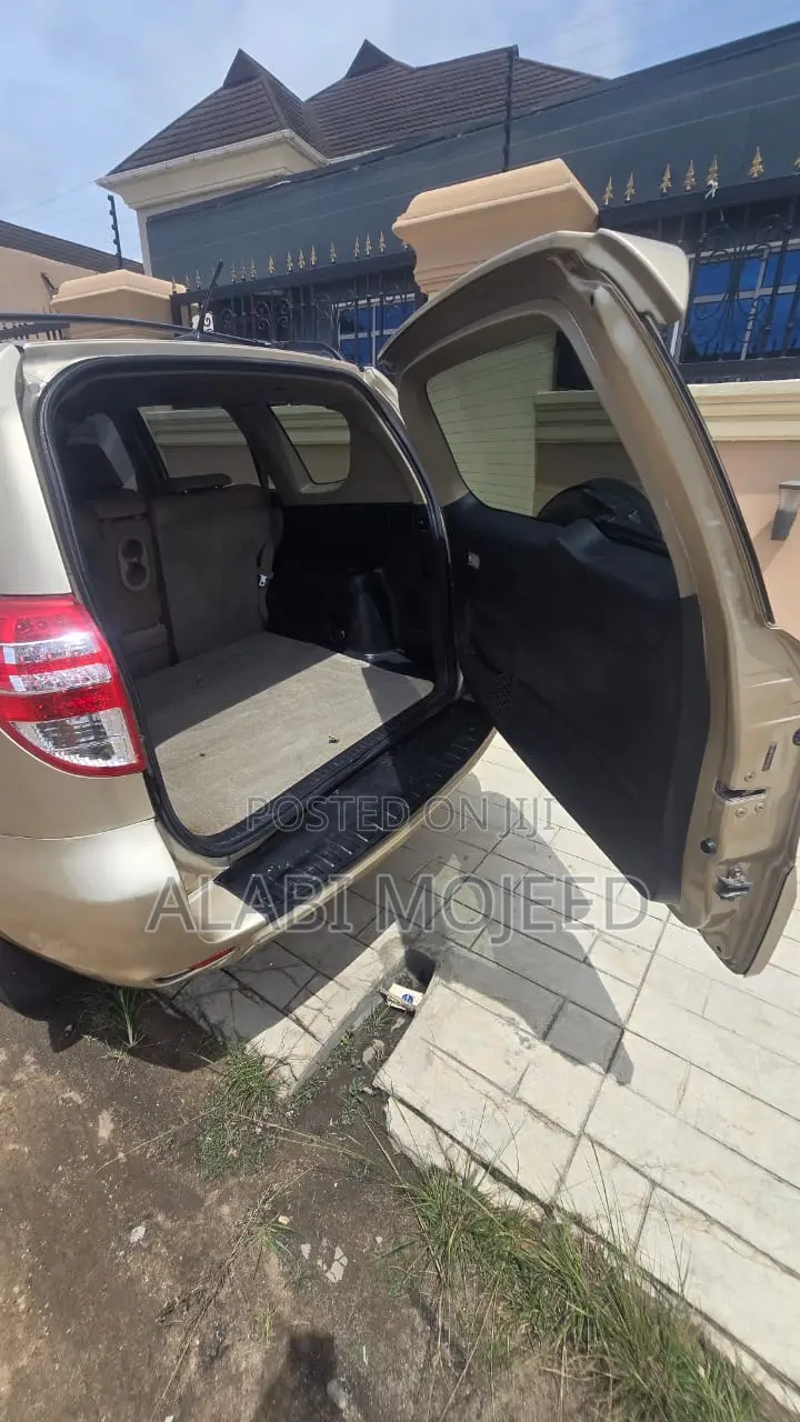 Toyota RAV4 Limited 2011 Gold