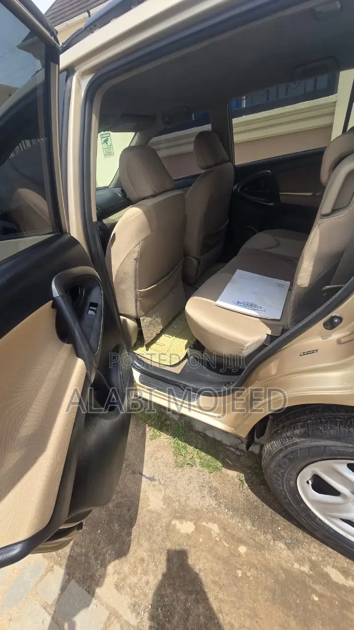 Toyota RAV4 Limited 2011 Gold