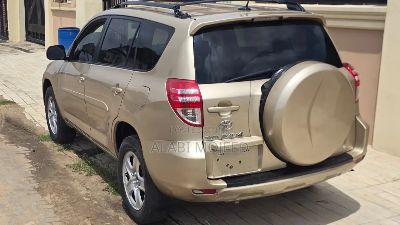 Toyota RAV4 Limited 2011 Gold