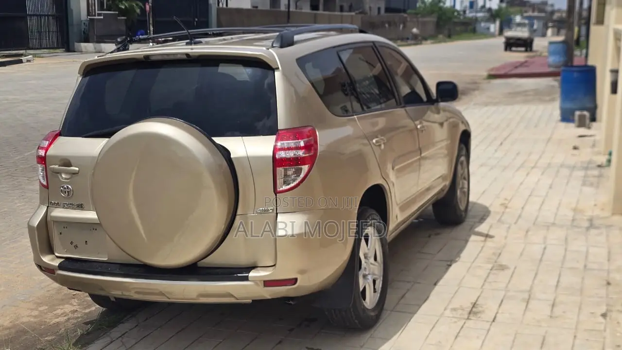 Toyota RAV4 Limited 2011 Gold