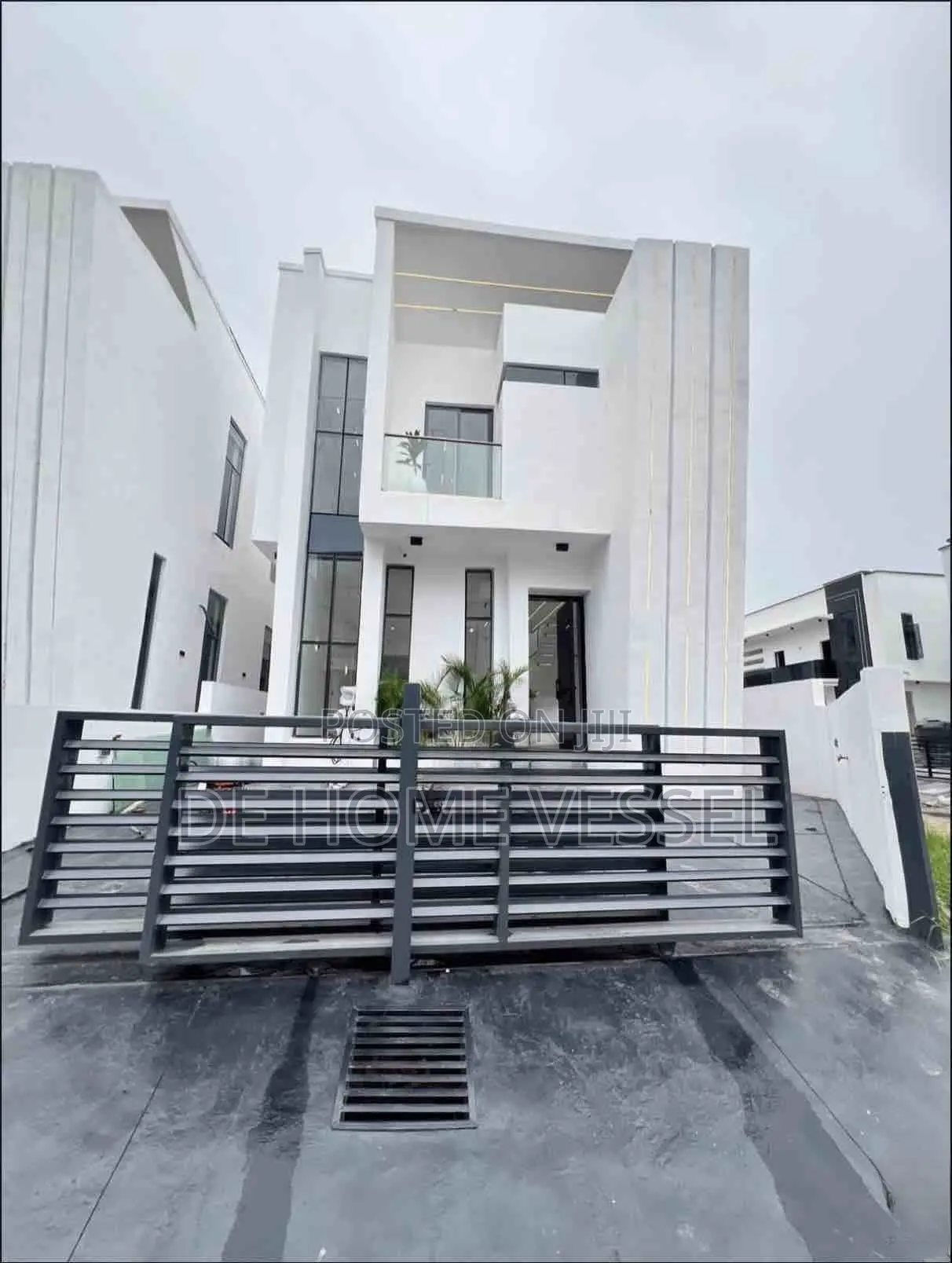 5bdrm Duplex in Chevron for sale