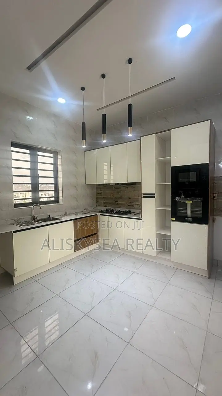 2bdrm Apartment in Chevron for sale