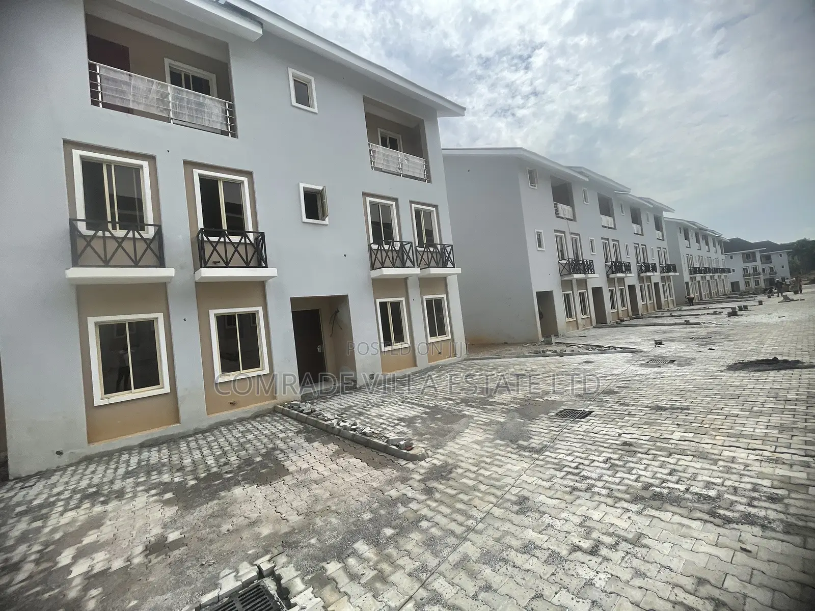4bdrm Duplex in Durumi for sale