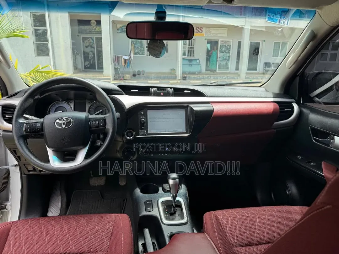 Toyota Hilux 2023 White