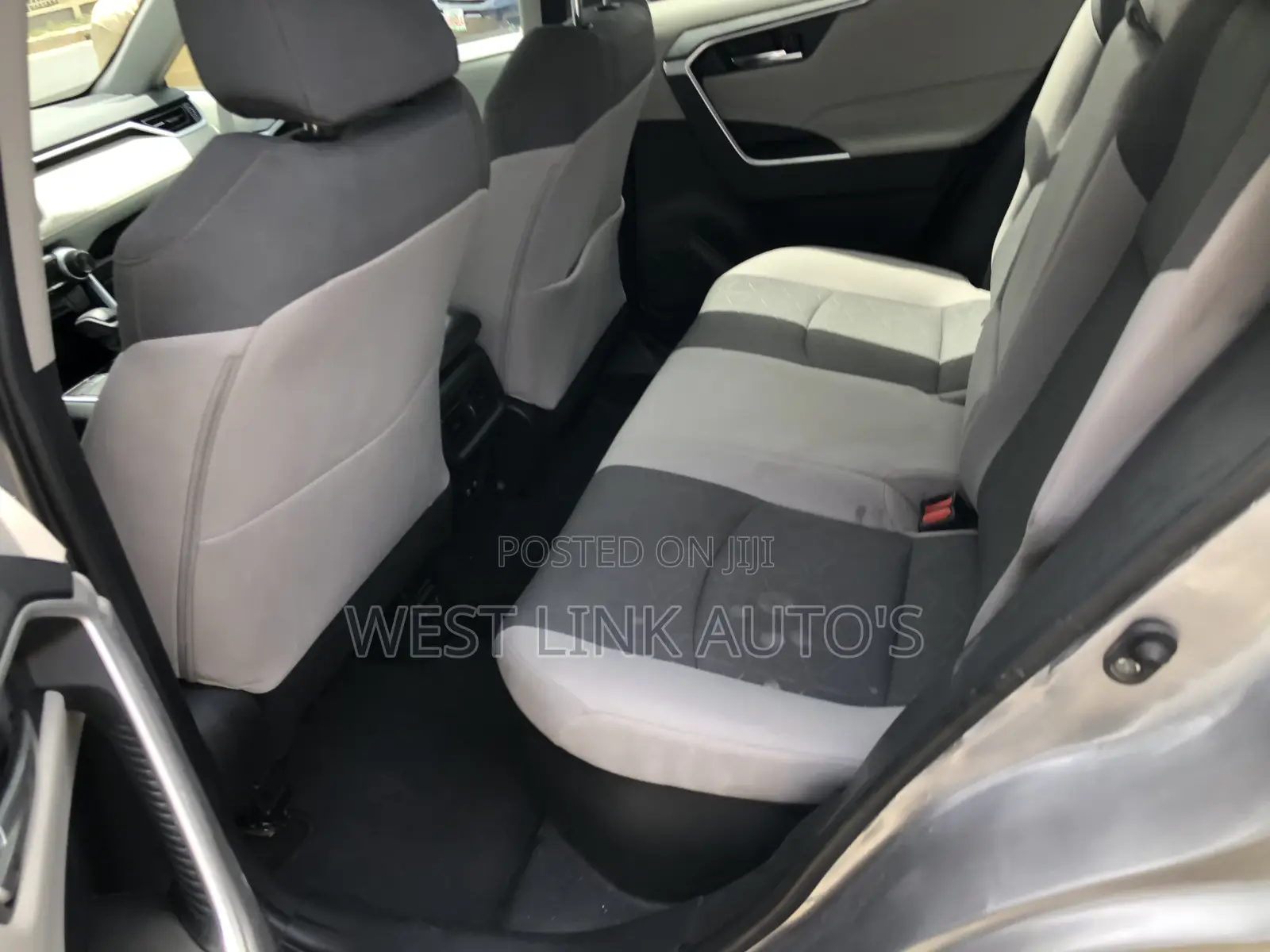 Toyota RAV4 XLE 2021 Silver