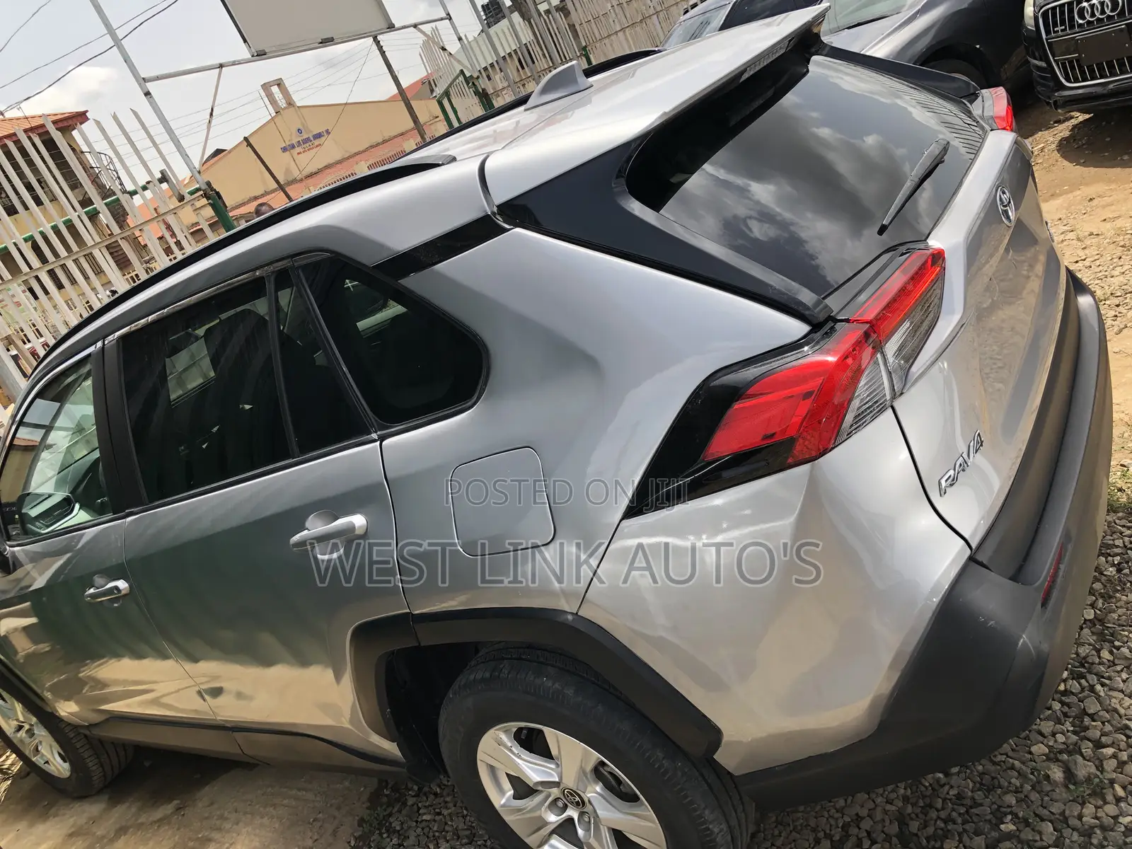 Toyota RAV4 XLE 2021 Silver