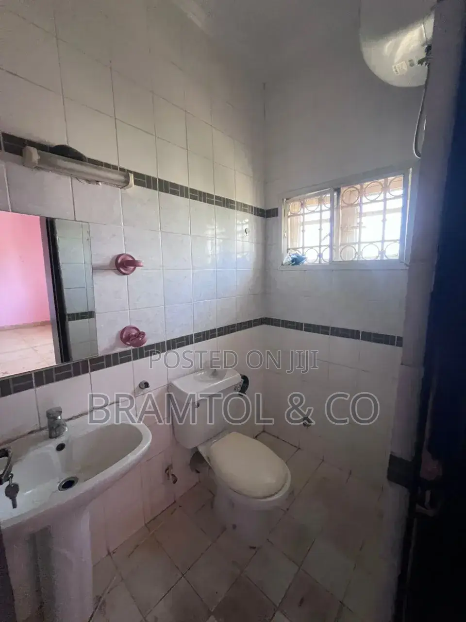 3bdrm Townhouse/Terrace in Idu Industrial for sale