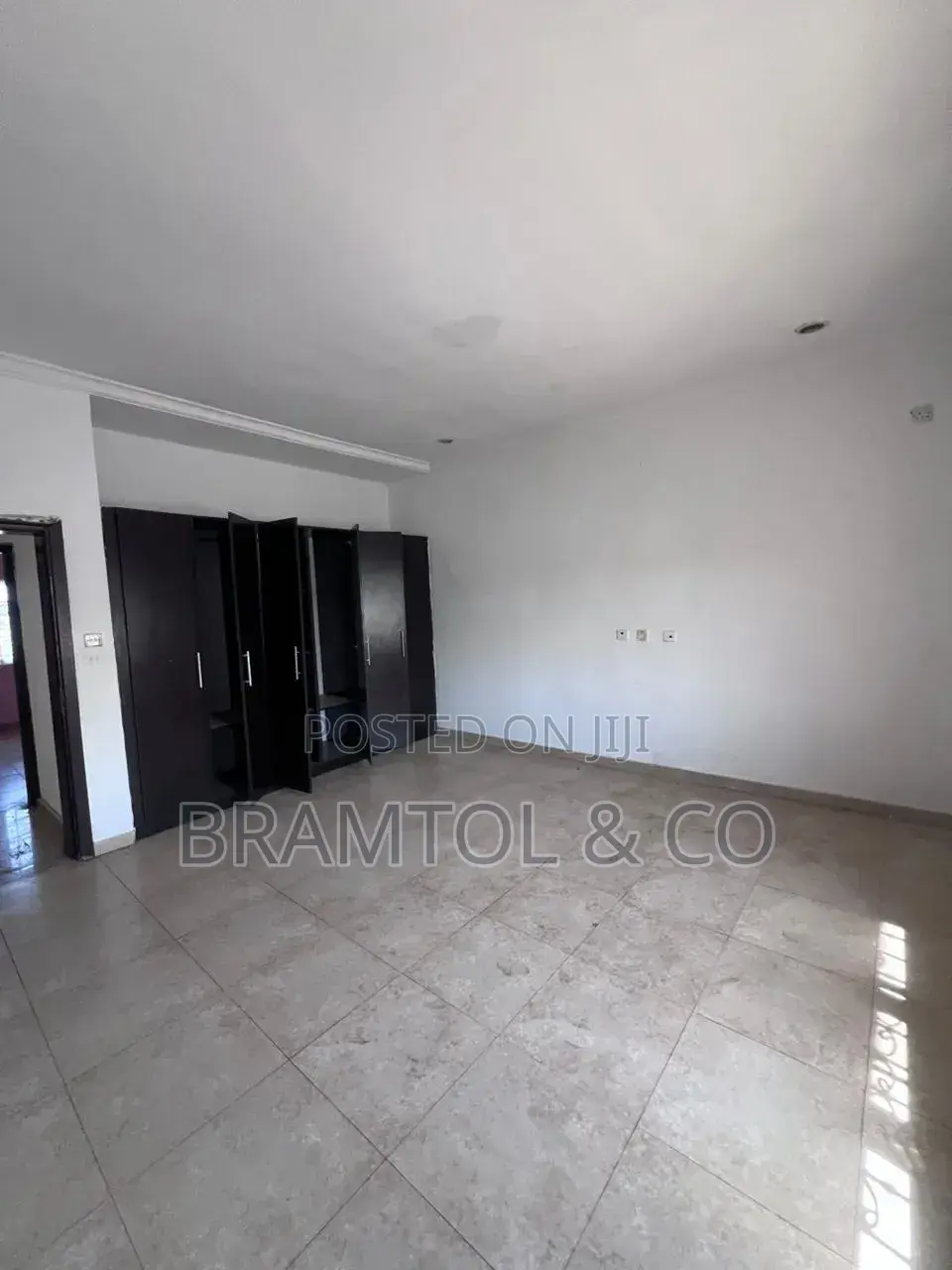 3bdrm Townhouse/Terrace in Idu Industrial for sale
