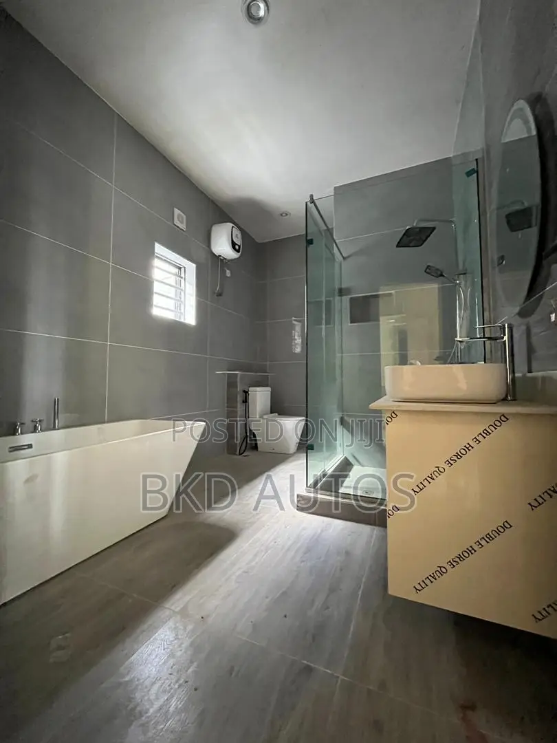 4bdrm Duplex in Allen Avenue for sale