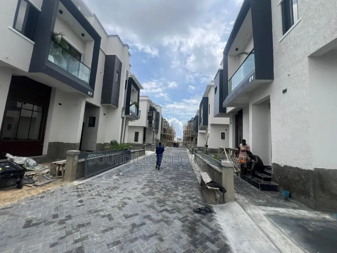 4bdrm Duplex in General Paint Estate for sale