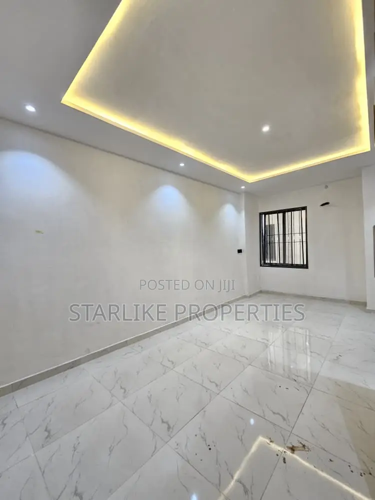 2bdrm Block of Flats in Lekki Phase 1 for rent