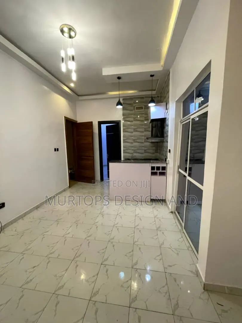 Mini Flat in Chevron for rent