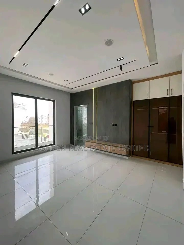 4bdrm Duplex in Ikota for sale