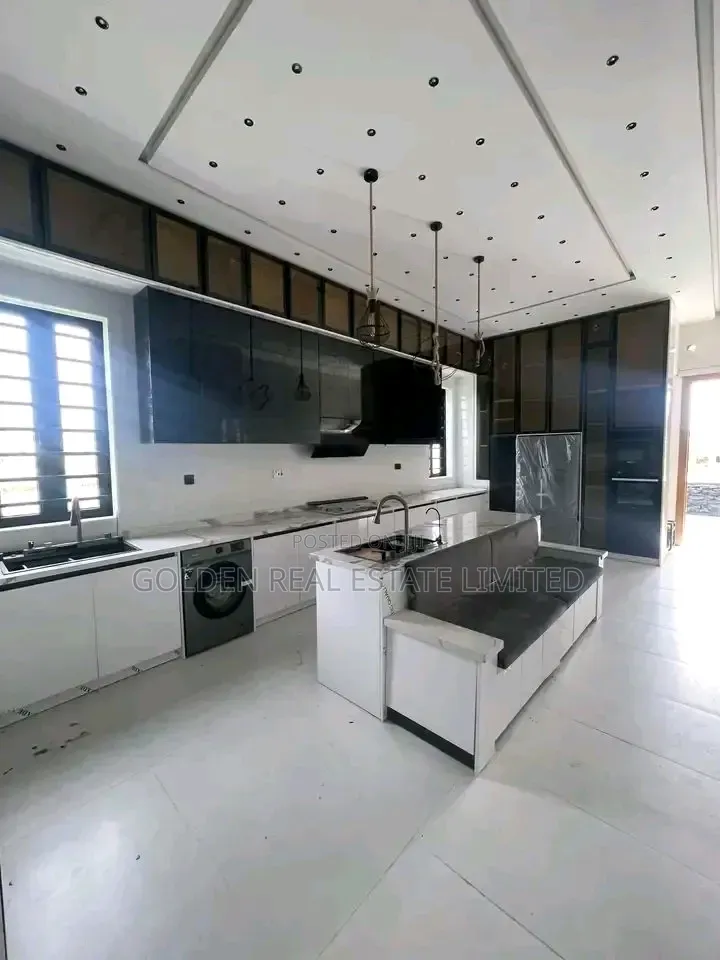 5bdrm Duplex in Ikota for sale