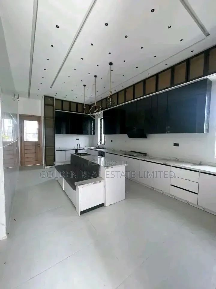 5bdrm Duplex in Ikota for sale