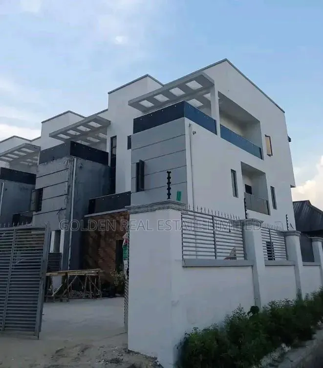 4bdrm Duplex in Iyanganku for sale