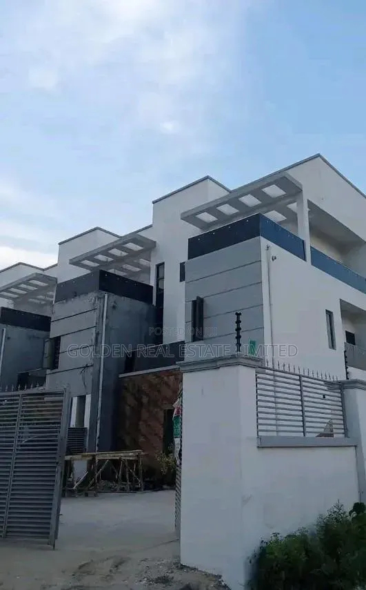 4bdrm Duplex in Iyanganku for sale
