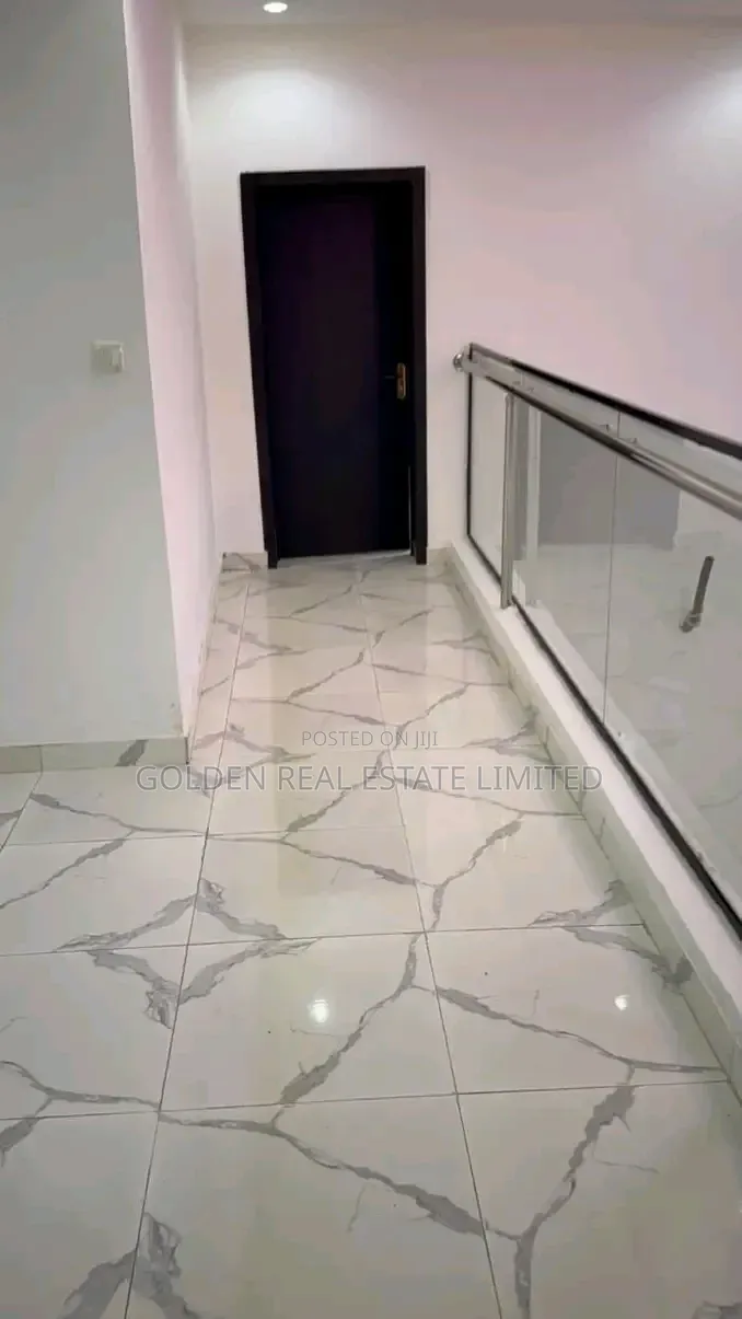 5bdrm Duplex in Oluyole for sale