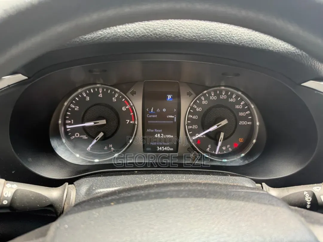 Toyota Hilux 2023 White