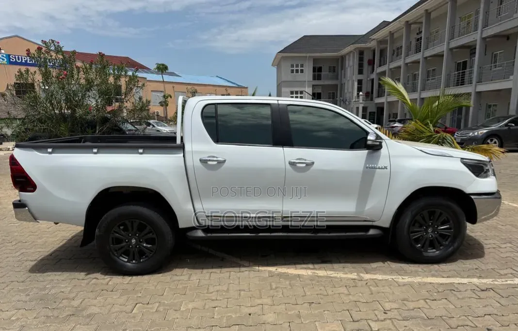 Toyota Hilux 2023 White