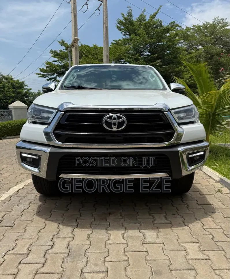Toyota Hilux 2023 White