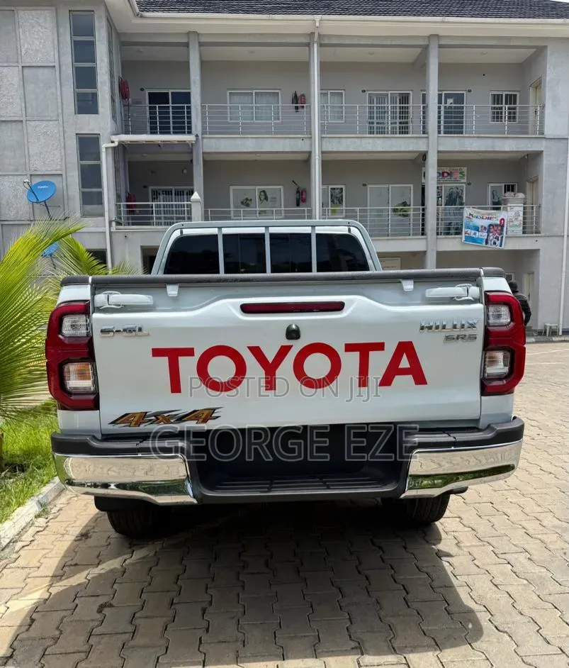 Toyota Hilux 2023 White