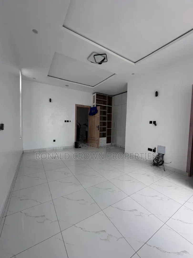 4bdrm Duplex in Chevron for sale