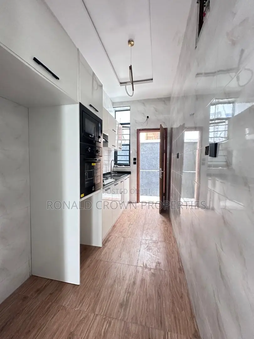 4bdrm Duplex in Chevron for sale