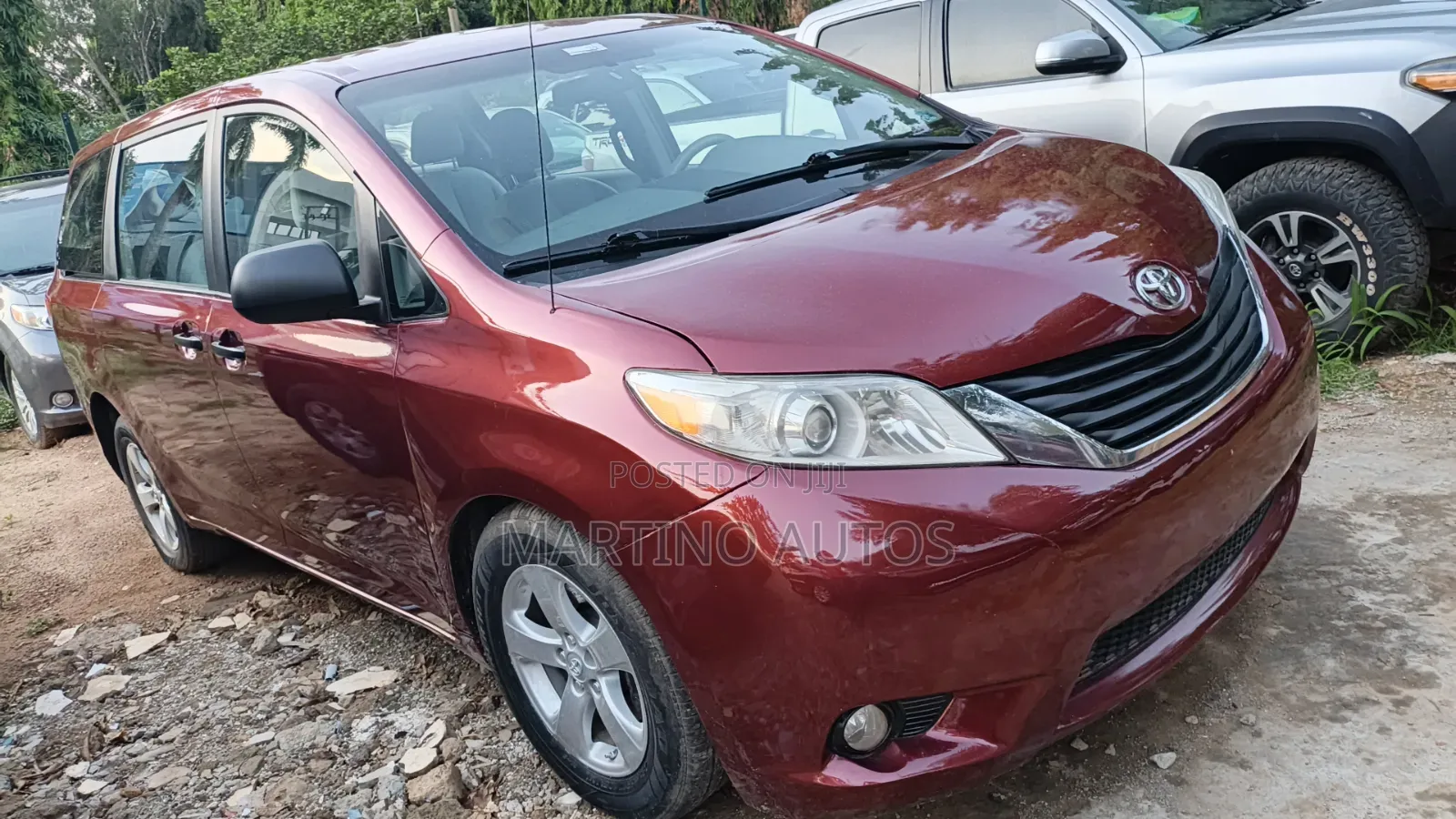 Toyota Sienna 2010 Red