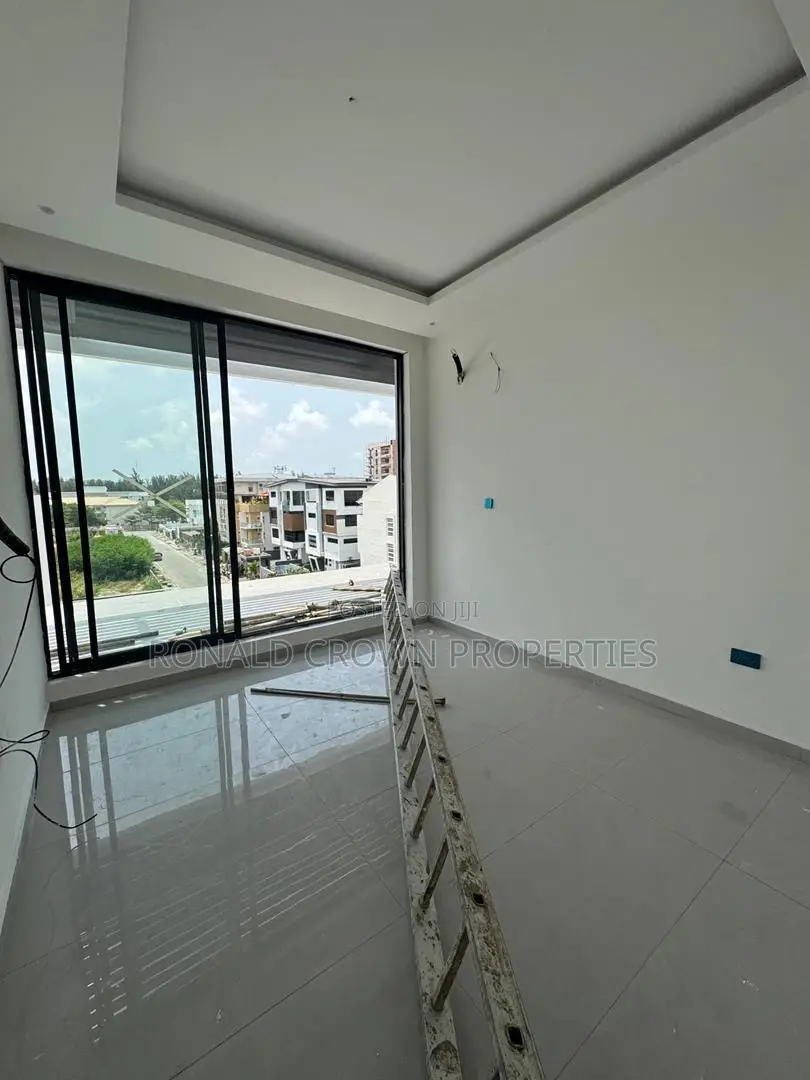 5bdrm Duplex in Banana Island for sale