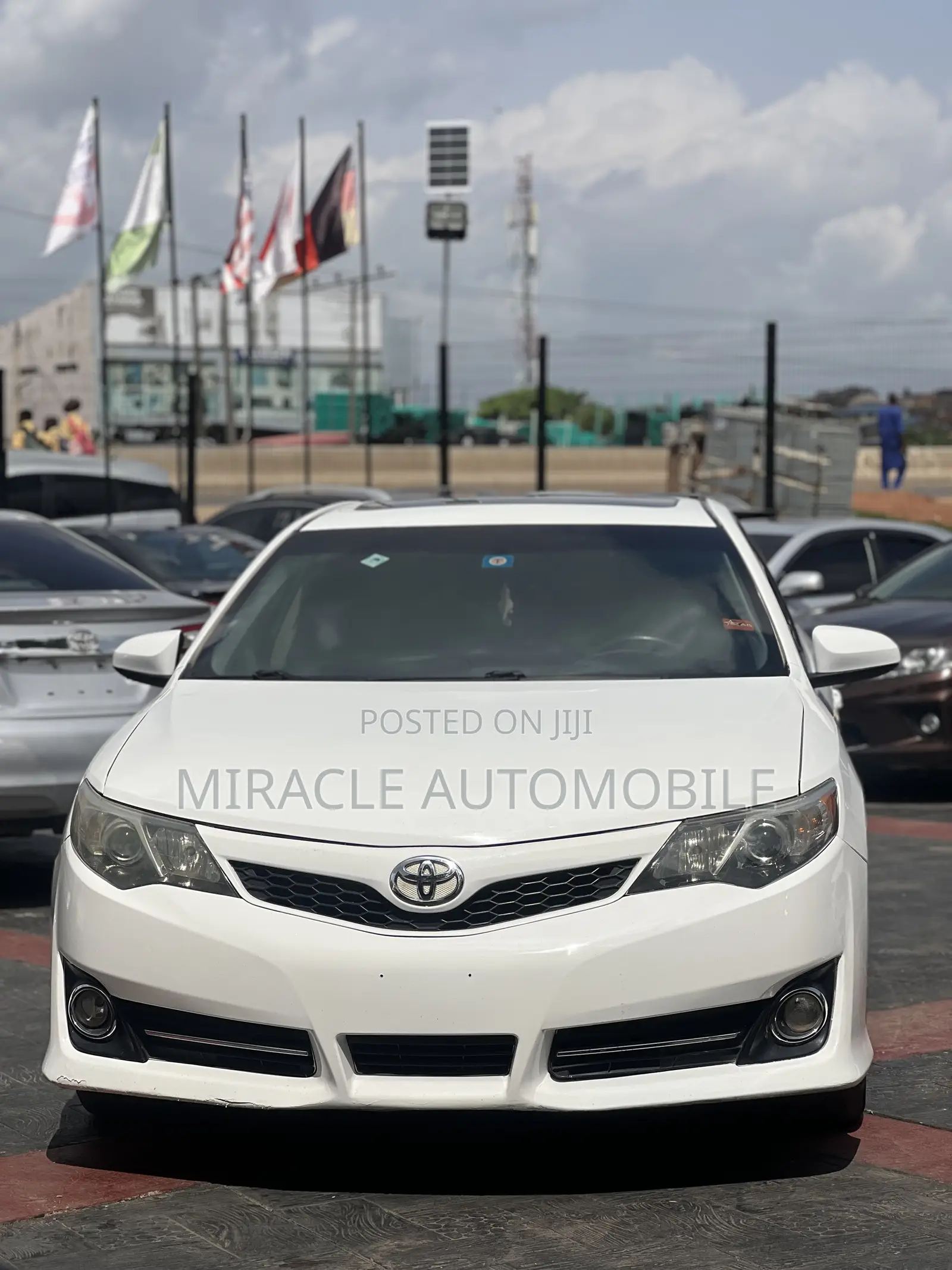 Toyota Camry SE 4dr Sedan (2.5L 4cyl 6A) 2014 White