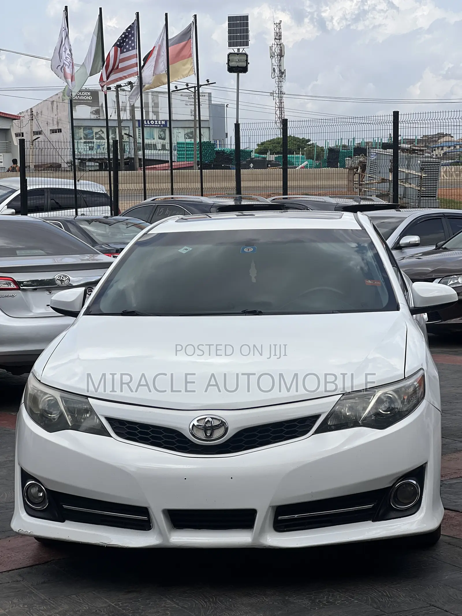 Toyota Camry SE 4dr Sedan (2.5L 4cyl 6A) 2014 White