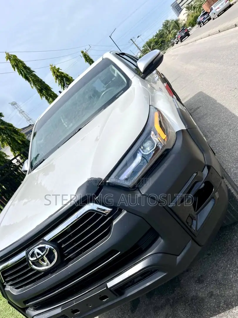 Toyota Hilux 2024 White