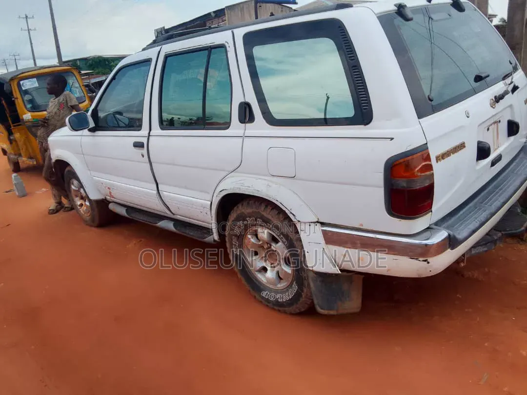 Nissan Pathfinder 1999 White