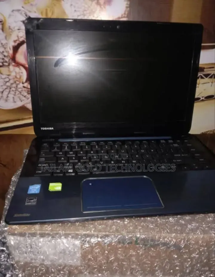 Laptop Toshiba Satellite L40 4GB Intel Core i5 HDD 500GB