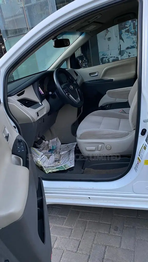 Toyota Sienna LE 8-Passenger 4dr Minivan (3.5L 6cyl 6A) 2015 White