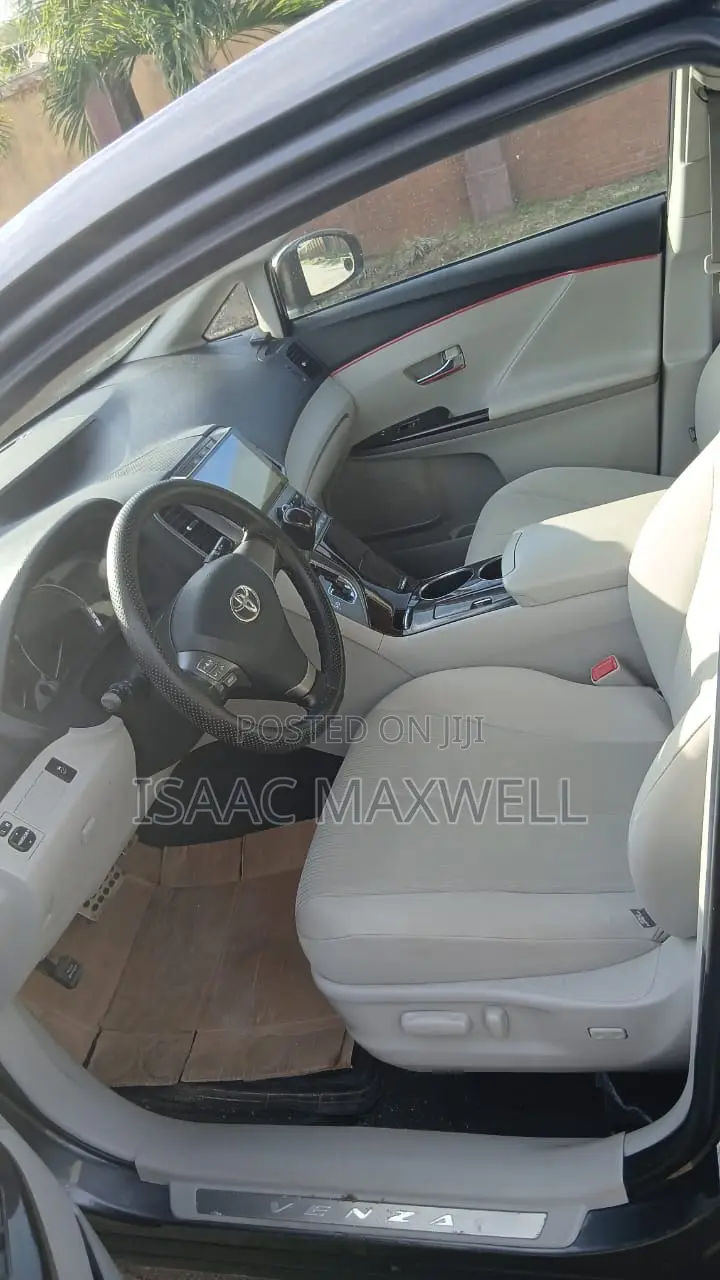 Toyota Venza LE 2010 Gray
