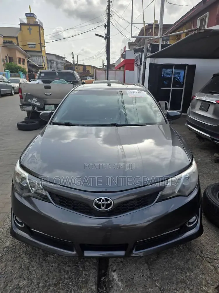 Toyota Camry SE V6 4dr Sedan (3.5L 6cyl 6A) 2012 Gray
