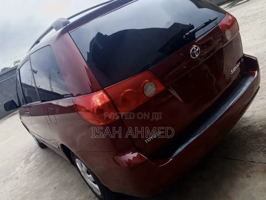 Toyota Sienna LE 2009 Red