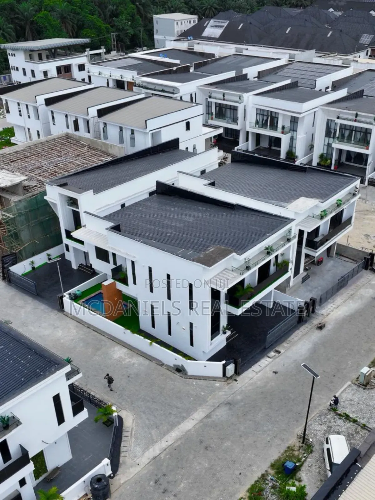 5bdrm Duplex in Chevron for sale