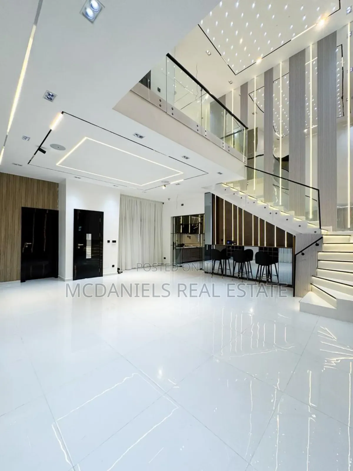 5bdrm Duplex in Chevron for sale
