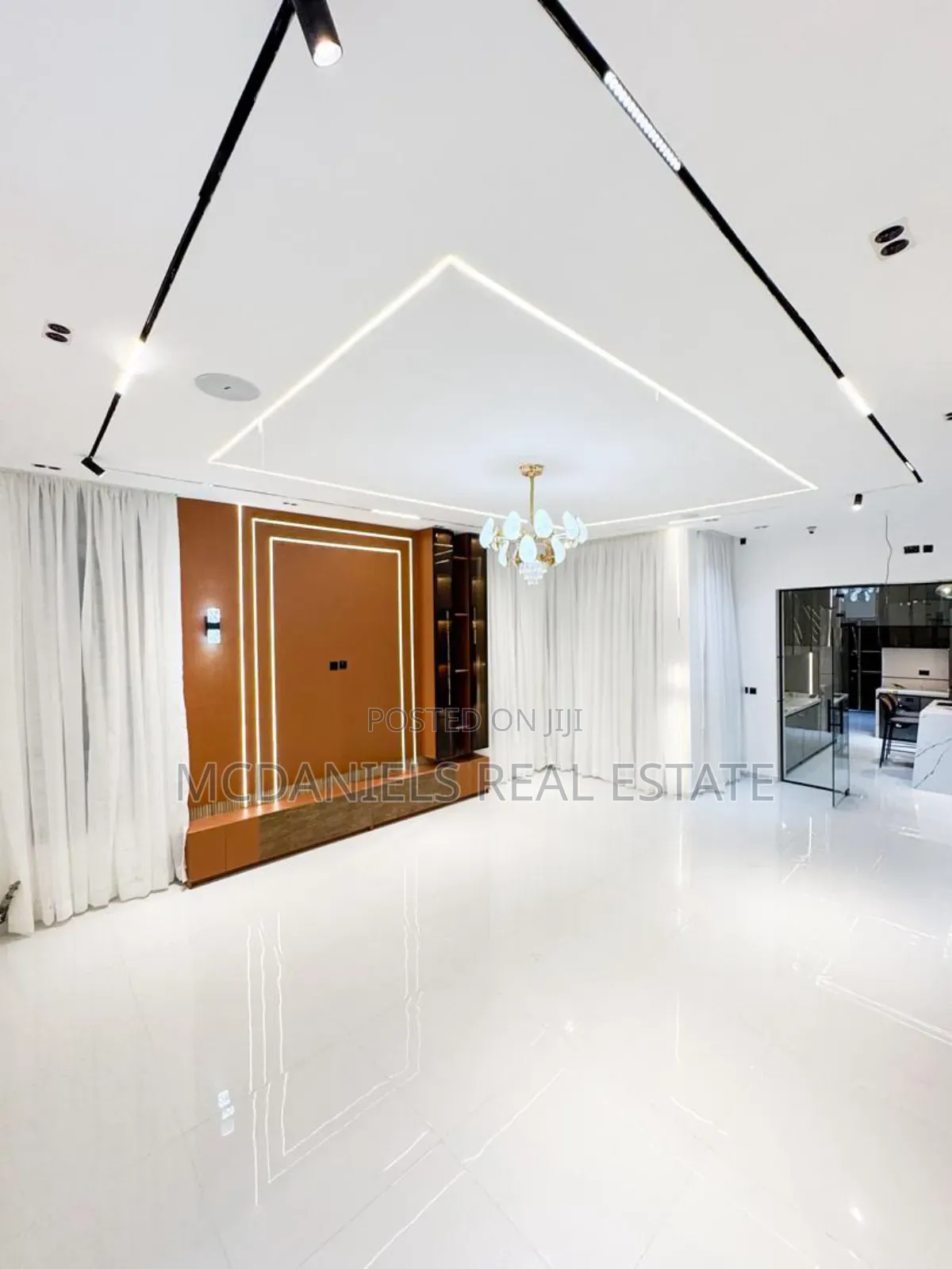 5bdrm Duplex in Chevron for sale
