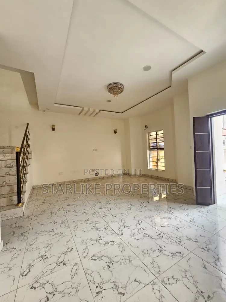 4bdrm Duplex in Ikota for sale