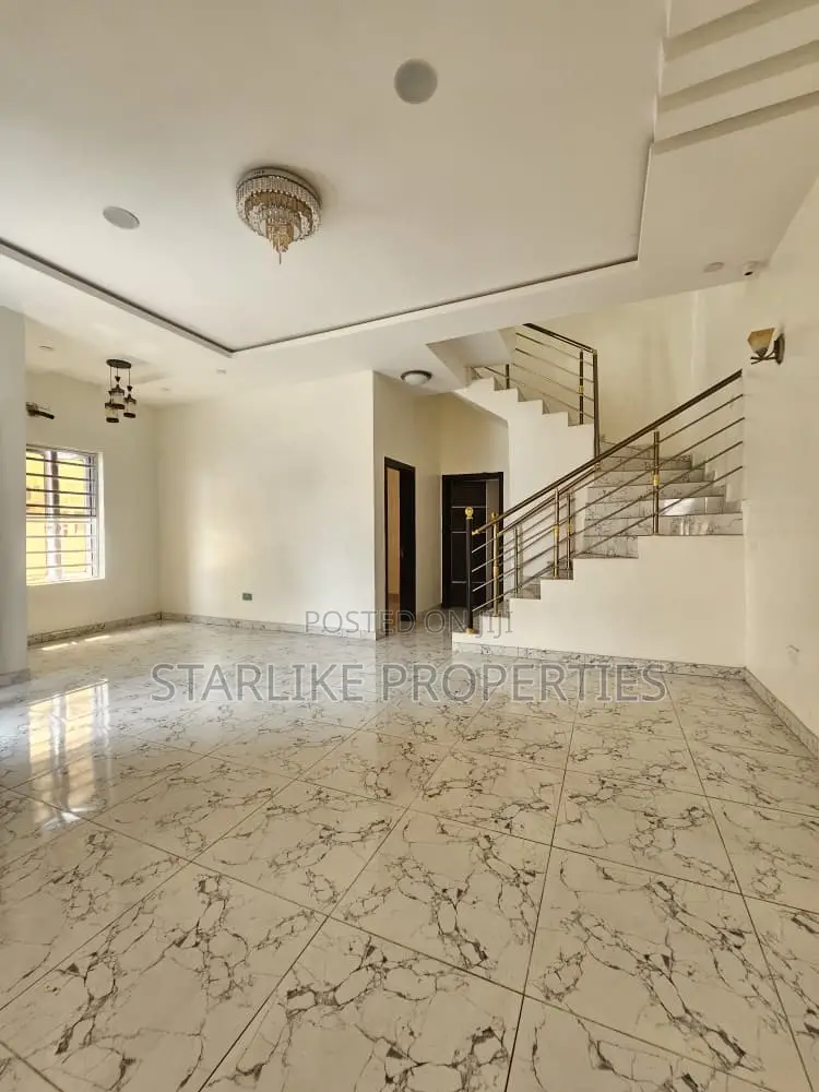 4bdrm Duplex in Ikota for sale