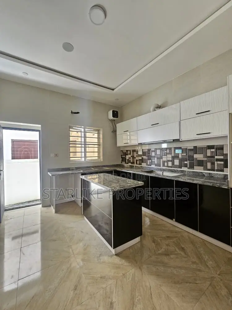 4bdrm Duplex in Ikota for sale
